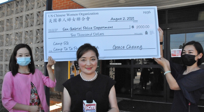 張嫻率美國華人婦女聯合會向聖蓋博市警察局再次捐贈