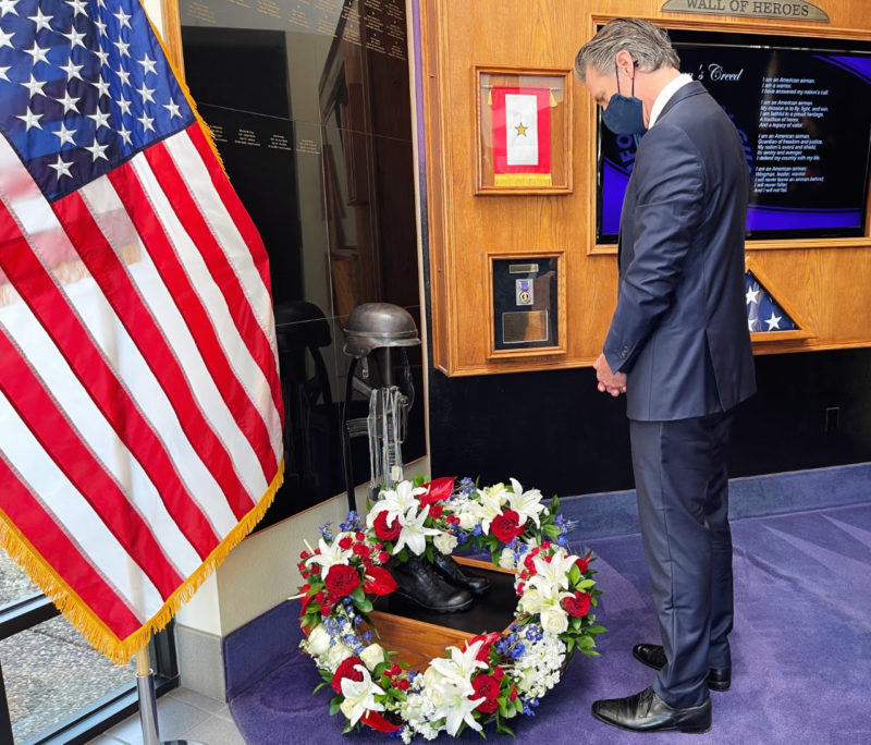 紀念 9/11 事件 20 週年 州長在國民衛隊總部獻花