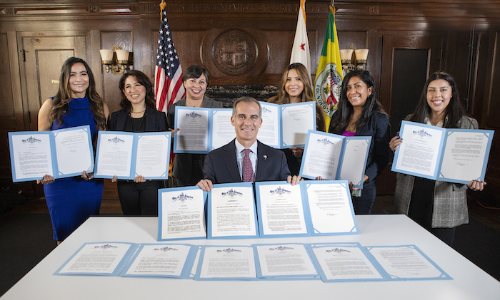 洛杉磯市長簽32號行政令    掃除新移民語言屏障