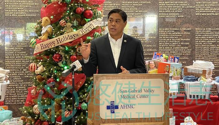 “聖誕老人”走進聖蓋博醫院      給50位家庭送禮物