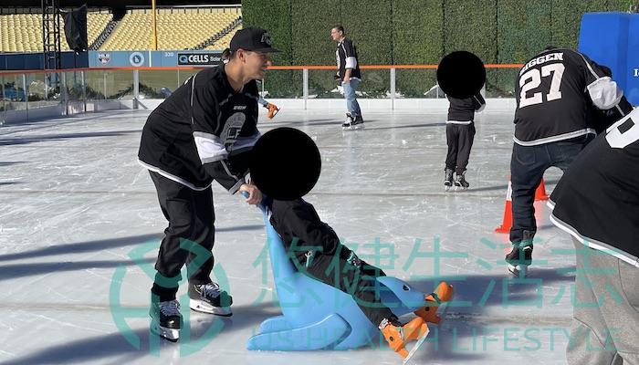 聖誕送暖 溫馨滑冰課 洛杉磯警政聯合關愛弱勢兒童