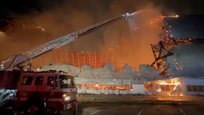 【突發】橙郡地標：前空軍基地機庫被大火吞噬